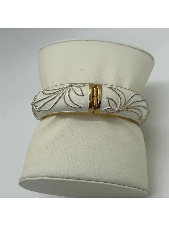 Vintage White Enamel Gold Tone Floral Hinged Bangle Clamper Bracelet Retro Flowe - Picture 7 of 12